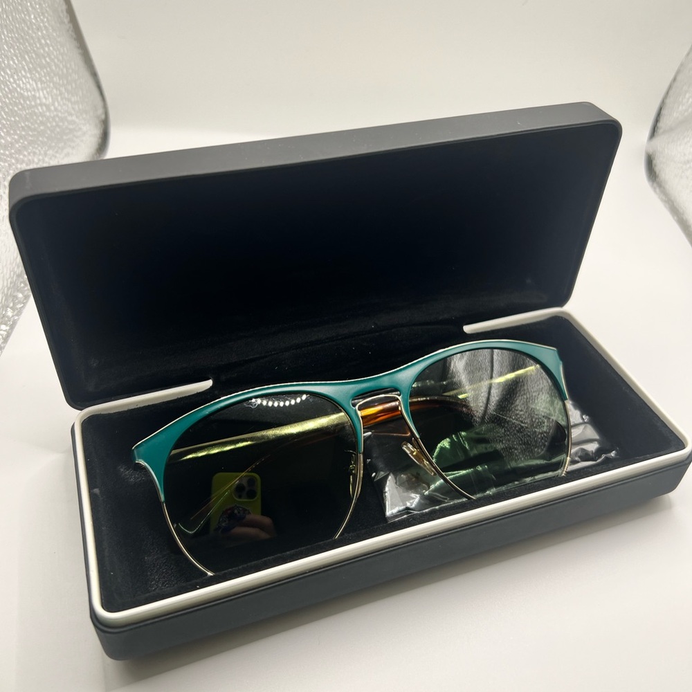 Women’s green pilot sunglasses